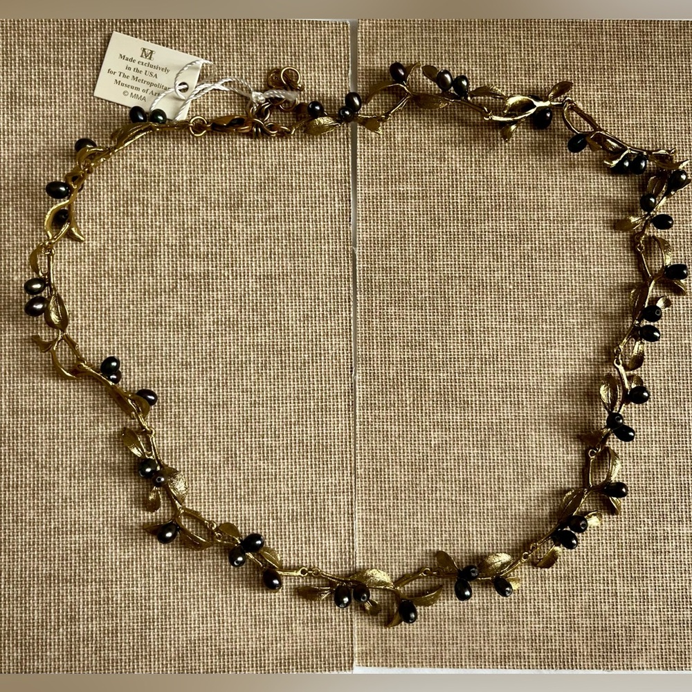Metropolitan Museum of Art Flowering Myrtle Leaf  Gold & Pearl Necklace